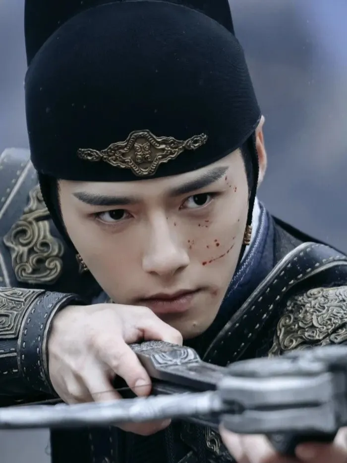 แต่ใครจะไปคาดคิดว่าทั่วป๋าซวี่จะปลอมตัวเป็นทหารของวังหลวงแล้วยิงอาเหลียงเข้าตรงกลางหัวใจ ที่แท้เขาวางแผนไว้ตั้งแต่แรกแล้ว