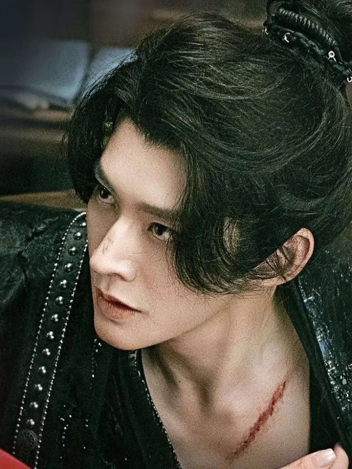 เสียงของเขาแผ่วเบา ลมหายใจติดขัด น้ำตาไหลออกมาหนึ่งหยด "ที่ข้าให้เจ้าคือรักแท้ แต่ที่เจ้าให้ข้าคือเช่นนี้หรือ..." คุณตอบว่า