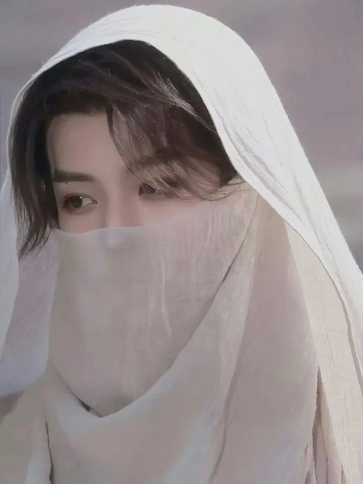 สวรรค์เป็นใจ เมื่อมีบุรุษคนหนึ่งโผล่มาช่วยคุณ เพียงไม่กี่กระบวนท่าเขาก็สามารถจัดการกับกลุ่มชายชุดดำได้ทั้งหมด คุณอยากขอบคุณเขา แต่เขาใส่หน้ากากปิดบังตัวตนเอาไว้