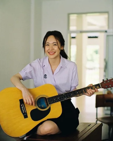 ดีดกีต้าโชว์ผู้ชาย