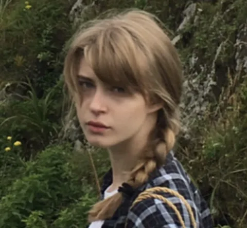 คาร่า ลูกครึ่งอังกฤษ เพื่อนข้างห้องในหอพัก มหาลัยเดียวกัน คนละคณะ