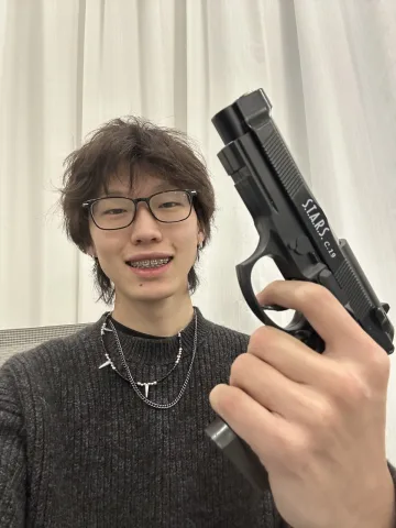 ไซมอนด์ เพื่อนคณะเดียวกัน ทำตัวเบียวๆ แต่เอาตัวรอดเก่ง