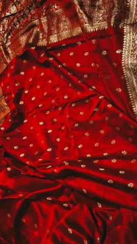 สีแดงหรือสีทอง ดูหรูหราและโดด