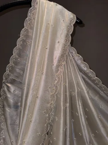 สีครีม สีขาว หรือสีพาสเทล ดูสุภาพและสง่างาม