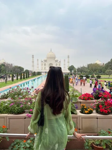 เดินเล่น ดูบรรยากาศ และคุยกับเพื่อนสนุก ๆ