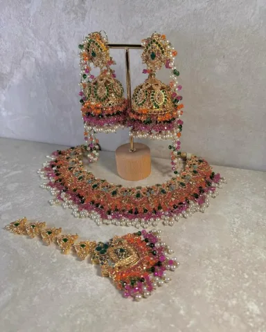 เครื่องประดับสีสดหรือกำไลหลาย ๆ ชิ้น