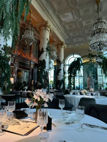 เหมือนหลุดเข้าไปในคฤหาสน์ยุโรป ให้ความรู้สึกนิ่ง สุภาพ หรูหรา