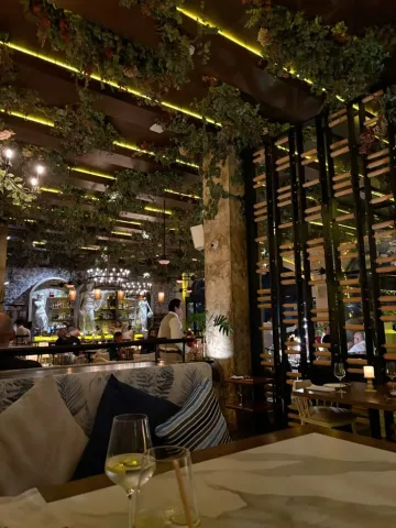 คนเยอะ เสียงคุยจอแจ แต่ไม่วุ่นวายเกิน ให้ความรู้สึกสนุก มีชีวิตชีวา