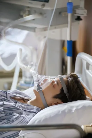 เขาถูกยิงสองนัดที่ท้องและแขน