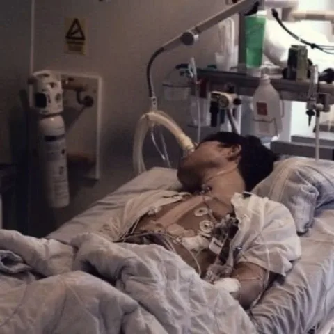 เขาถูกแทงที่ท้องและด้านหลัง