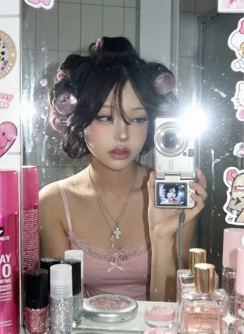 โจน่า / เป็นสาวฮอต ลุคเฟียสๆ มีความมั่นใจในตัวเอง รักสวยรักงาม ไม่ค่อยแคร์ผู้อื่น