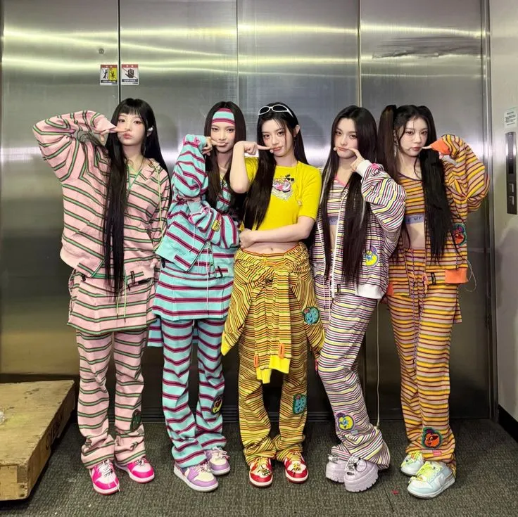 Outfit ในรูปเป็นของเพลงใด