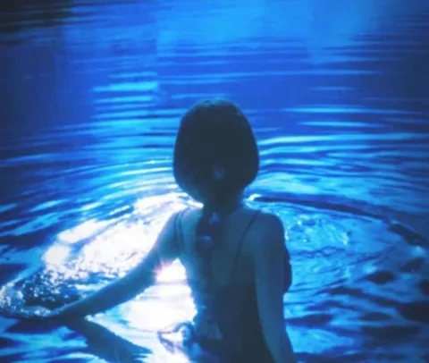 เขาแอบคิดถึงคุณถึงจะเจอกันแค่วันเดียว แต่เขาก็คิดถึงแววตาสดใสของคุณ ชอบมานั่งรอที่เดิมเผื่อสักวันจะได้เจอกันอีก