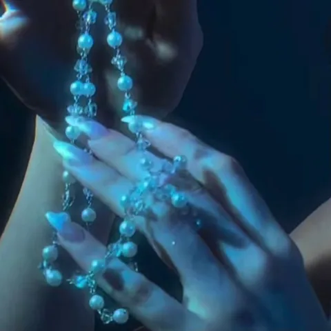 คุณชอบขึ้นมาหาเขา ตามประสาจนแอบชอบกัน เขาเลยตามจีบคุณด้วยพวกหอยหรือของเกี่ยวกับทะเล เพราะคุณบอกชอบทะเลนั้นเอง