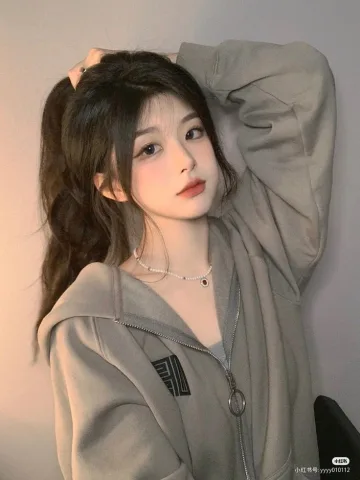 Ivy (ไอวี่) อายุ 20 ปี เป็นนักเขียน ไม่ชอบออกไปไหน ชอบอยู่ใน comfort zone