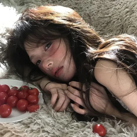 Aoi (อาโออิ) อายุ 22 ปี เป็นครู มีความเป็นผู้นำสูง มีความรับผิดชอบ