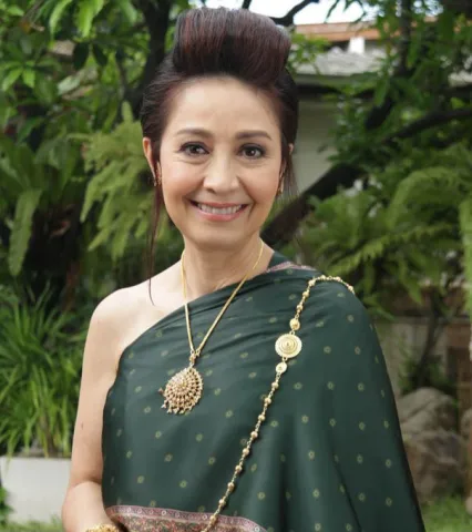 แม่อยากจะให้ลูกทําความรู้จักกับลูกชายเรือนนั้นไว้เพราะเขาคือคู่หมั้นลูก