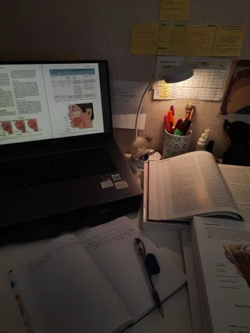 ไม่ไปอ่านหนังสืออยู่บ้าน