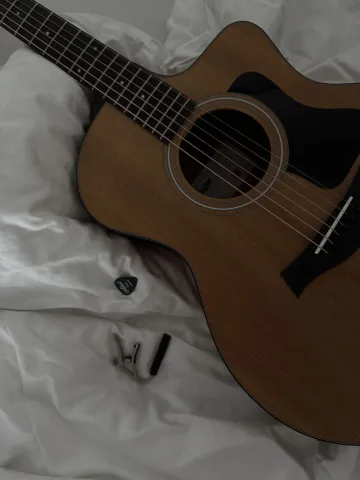 เสียงกีตาร์โปร่งคลอเบาๆ เหมือนนั่งเล่นหน้าบ้าน