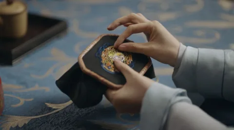 ปักผ้าทีละเข็มถ้อย ดั่งถักทอความรู้สึกลงบนผืนแพรอย่างอ่อนโยน