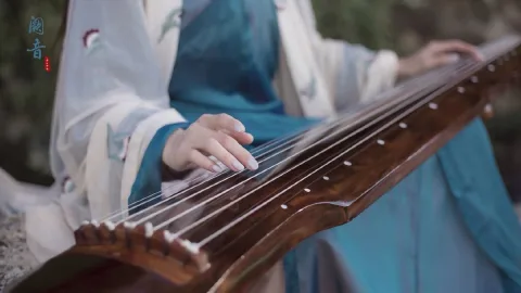 บรรเลงกู่ฉิน เสียงสายพิณแผ่วเบาดุจสายลม พาใจล่องลอยไกล