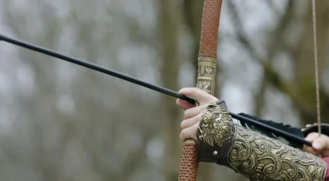 ยกคันธนูขึ้นอย่างมั่นคง ปล่อยลูกศรแหวกอากาศ ดั่งปลดปล่อยความคิดคำนึง