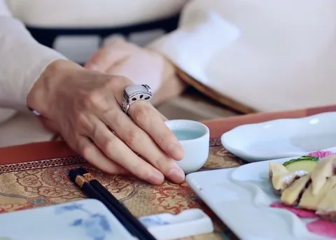 ร่วมรับประทานอาหาร เคียงกันอย่างเรียบง่าย ปล่อยให้บทสนทนาอ่อนโยนเชื่อมหัวใจเข้าหากัน