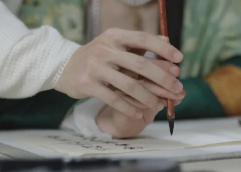 นั่งเขียนอักษรเคียงข้าง ถ้อยคำบนกระดาษถักทอความรู้สึกที่มิอาจเอ่ยออก