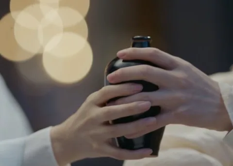 ยกจอกสุราขึ้นเบา ๆ ใต้แสงจันทร์ เสียงกระทบของจอกแก้วแผ่วเบา