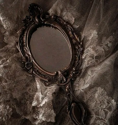 กระจกเงาบานเล็กๆ