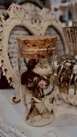 ดอกไม้แห้งที่อยู่ในขวดโหล