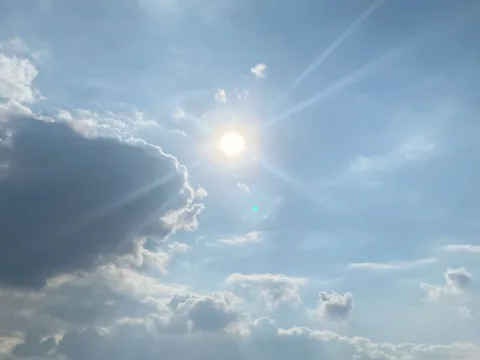 ท้องฟ้าอันแสนสดใส แสงสว่างในชีวิต