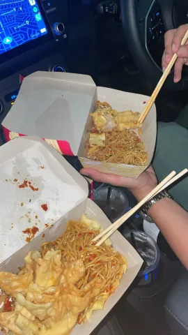 ขับรถหาไรมากินกันบนรถ