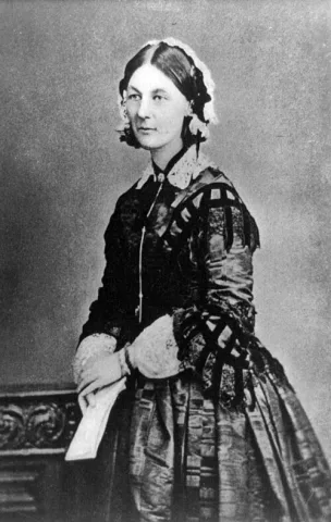 Florence Nightingale เป็นนักปฏิรูปสังคม นักสถิติชาวอังกฤษ และผู้ให้กำเนิดการพยาบาลสมัยใหม่ ไนติงเกลมีชื่อเสียงในขณะที่ทำหน้าที่เป็นผู้จัดการและครูฝึกพยาบาลในช่วงสงครามไครเมีย