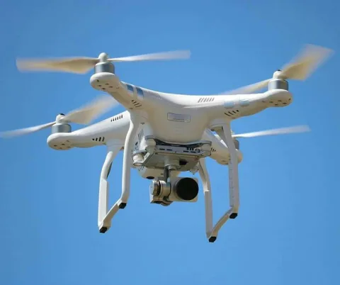 โดรนอัตโนมัติ ที่นอกจากจะช่วยยิงศัตรูได้แล้วยังช่วยsupportคุณได้ด้วย แล้วถ้าคุณโดนโจมตีก็สามารถส่งยาให้คุณได้ด้วย