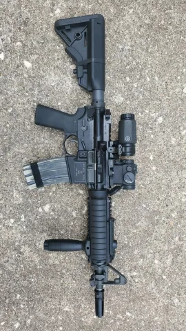 ปืนไรเฟิลจู่โจม (ใครมันจะไปโง่ตลุมบอลกับศัตรูที่แข็งแกร่งก็ปล่อยมันไปเถอะ เรายิงไปจากระยะไกลก็พอ)