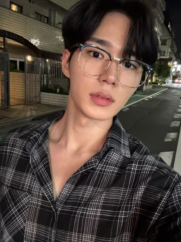 หนุ่มอบอุ่น ใจดี ยิ้มทีใจละลาย