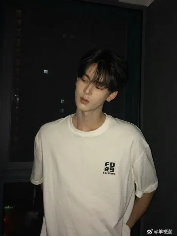 หนุ่มนิ่ง ๆ เท่ ๆ ลุคสุขุม