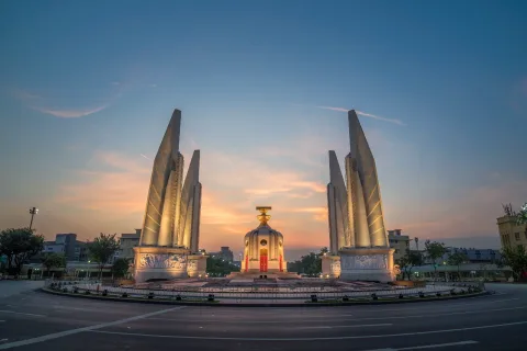 แจ้งเตือนประชาชนให้หนีเข้าหลุมหลบภัย