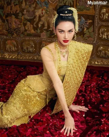 "แสงทองสะท้อนผืนผ้า&hellip;ราวกับพระองค์เป็นส่วนหนึ่งของราชสำนักนี้มาแต่เดิม&rdquo;
