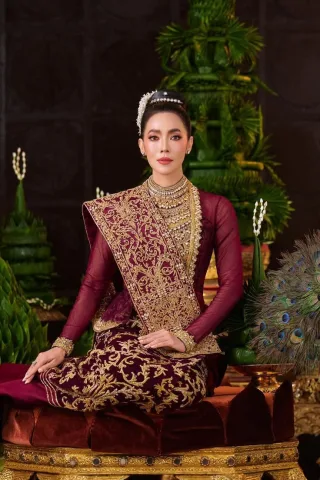 "สีเข้มลึก&hellip;ดั่งเงาใต้แสงเจดีย์ยามอาทิตย์คล้อย&rdquo;