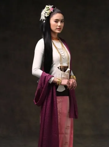 &ldquo;เรียบง่าย&hellip;ราวกับพระองค์ยังไม่ยอมเป็นของที่นี่โดยสมบูรณ์&rdquo;