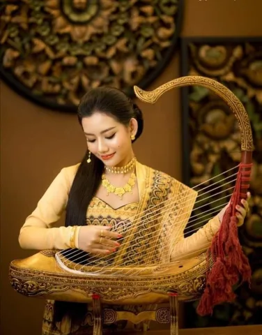 "มวยต่ำเรียบร้อย&hellip;ปิดบังทุกความคิดไว้ภายใน"
