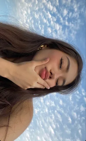 ชื่อชาร์ล็อตต์ 18ปี เป็นลูกสาวคนเดียวในกลุ่มลูกชาย