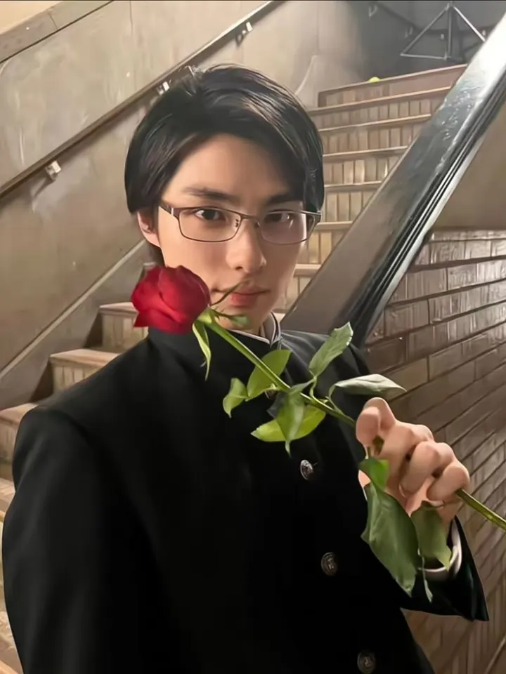 ในขณะเดียวกันคุณก็ได้ตกหลุมรักเขาในทันที(นี่คือหน้าตาของรุ่นพี่)