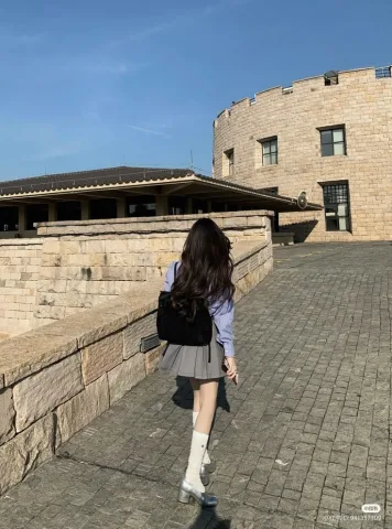I walk to school.