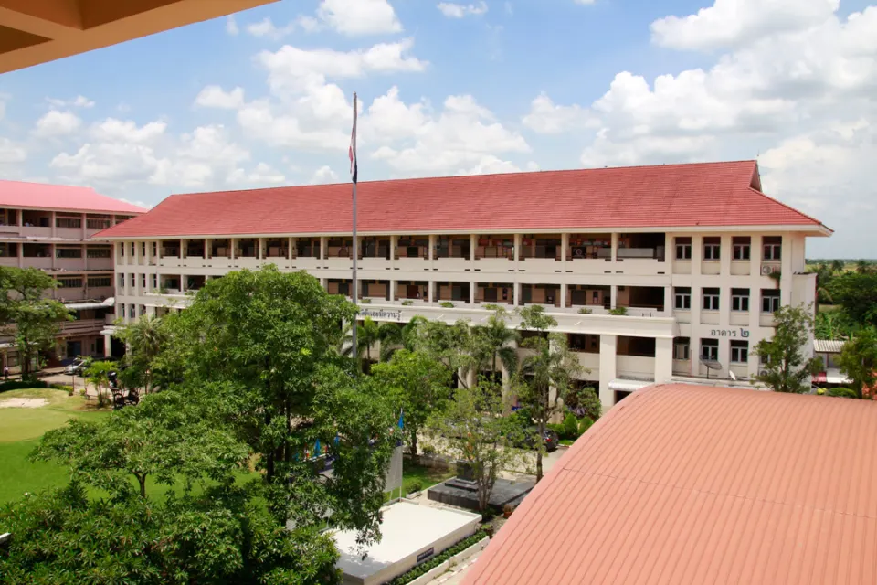 โรงเรียนก่อตั้งเมื่อปี พ.ศ ใด ?