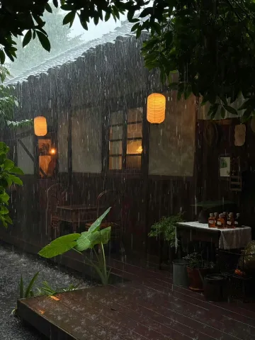 A cozy house during rainy weather (บ้านที่เต็มไปด้วยความอบอุ่นตอนที่ฝนกำลังตก)