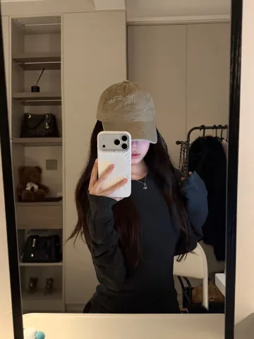 Mirror selfie (ถ่ายหน้ากระจก)