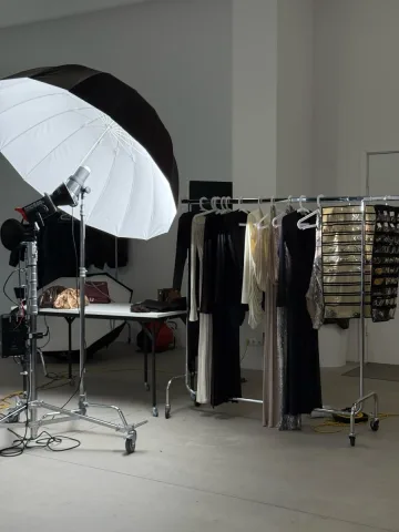 Studio or media company (สตูดิโอหรือบริษัทสื่อ)